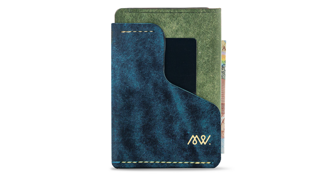 Portofel minimalist Mawani Wrap Horizon din piele naturală Pueblo albastră și verde, cu carduri și bancnote, vedere din față