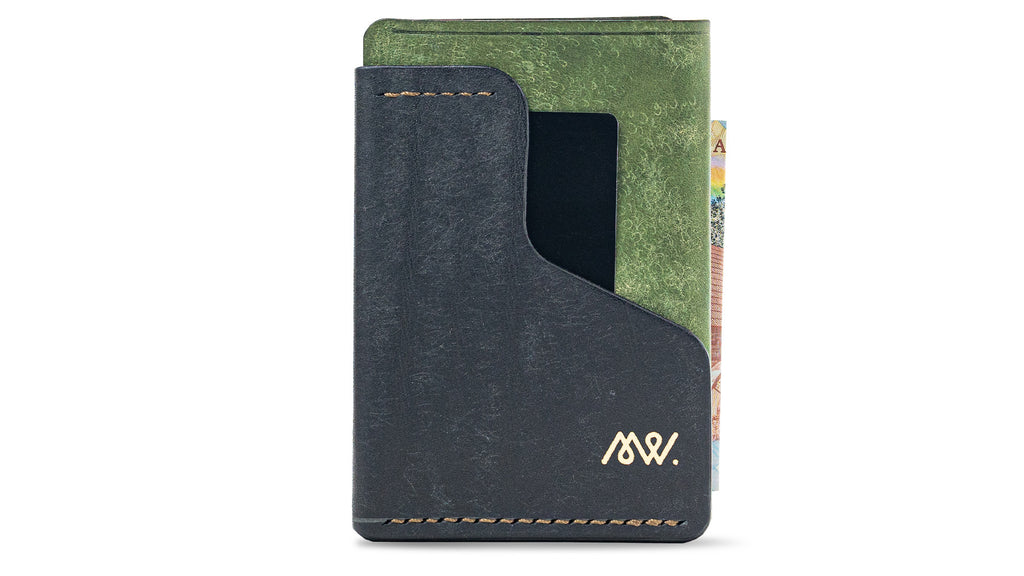 Portofel minimalist Mawani Wrap Vines din piele naturala Pueblo neagră și verde, vedere din față, cu carduri și bancnote