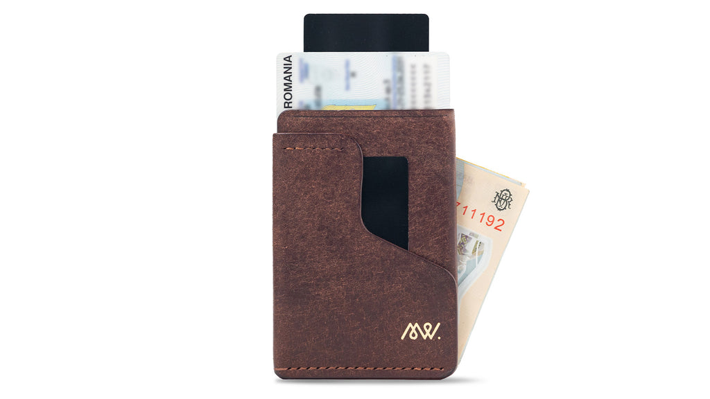 Portofel minimalist Mawani Wrap Chestnut din piele naturală Pueblo maro, cu bancnote, buletin și carduri, vedere din față