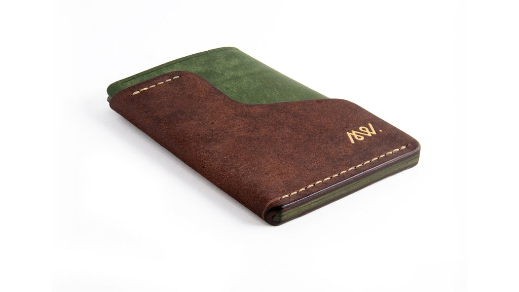 Portofel minimalist Mawani Wrap Meadow din piele naturală Pueblo verde și maro, vedere din perspectivă