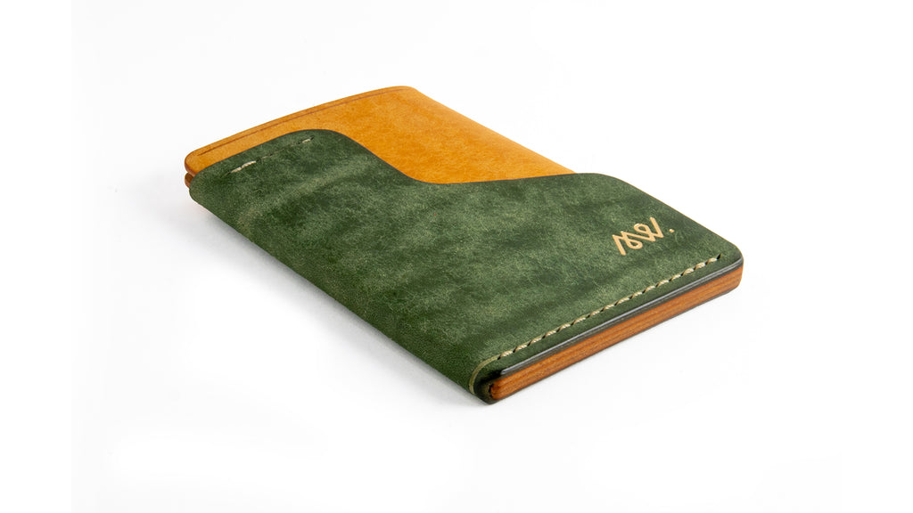 Portofel minimalist Mawani Wrap Sunrise din piele naturală Pueblo verde și galbenă, vedere din perspectivă