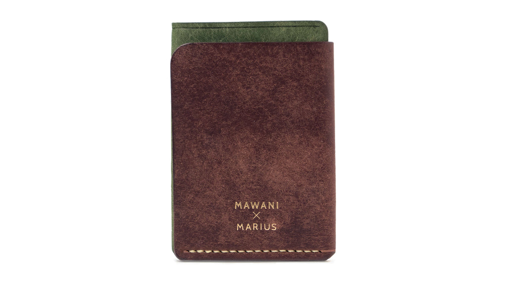 Portofel minimalist Mawani Wrap meadow din piele naturala Pueblo maro și verde, vedere din spate