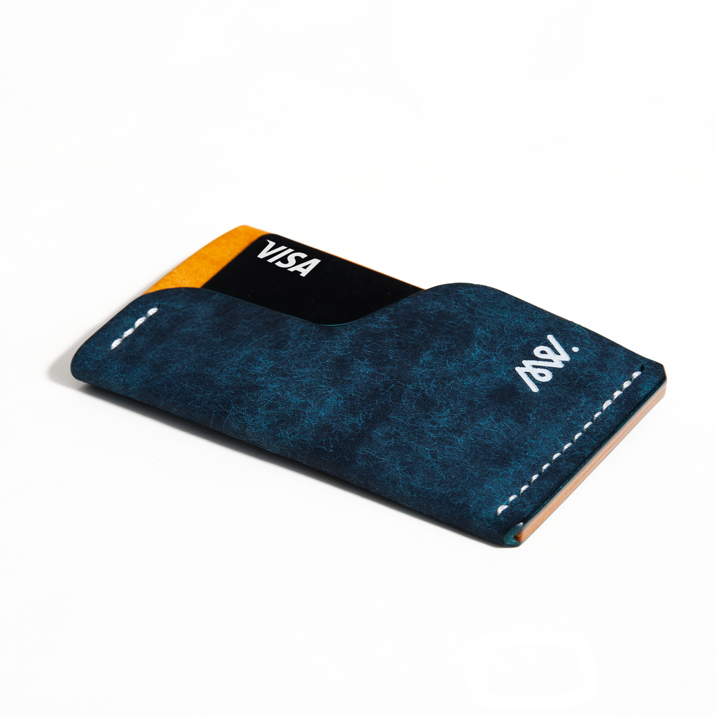 Portofel minimalist Mawani Mini Wrap Graffiti din piele naturală Pueblo albastră și galbenă, vedere din perspectivă, cu carduri