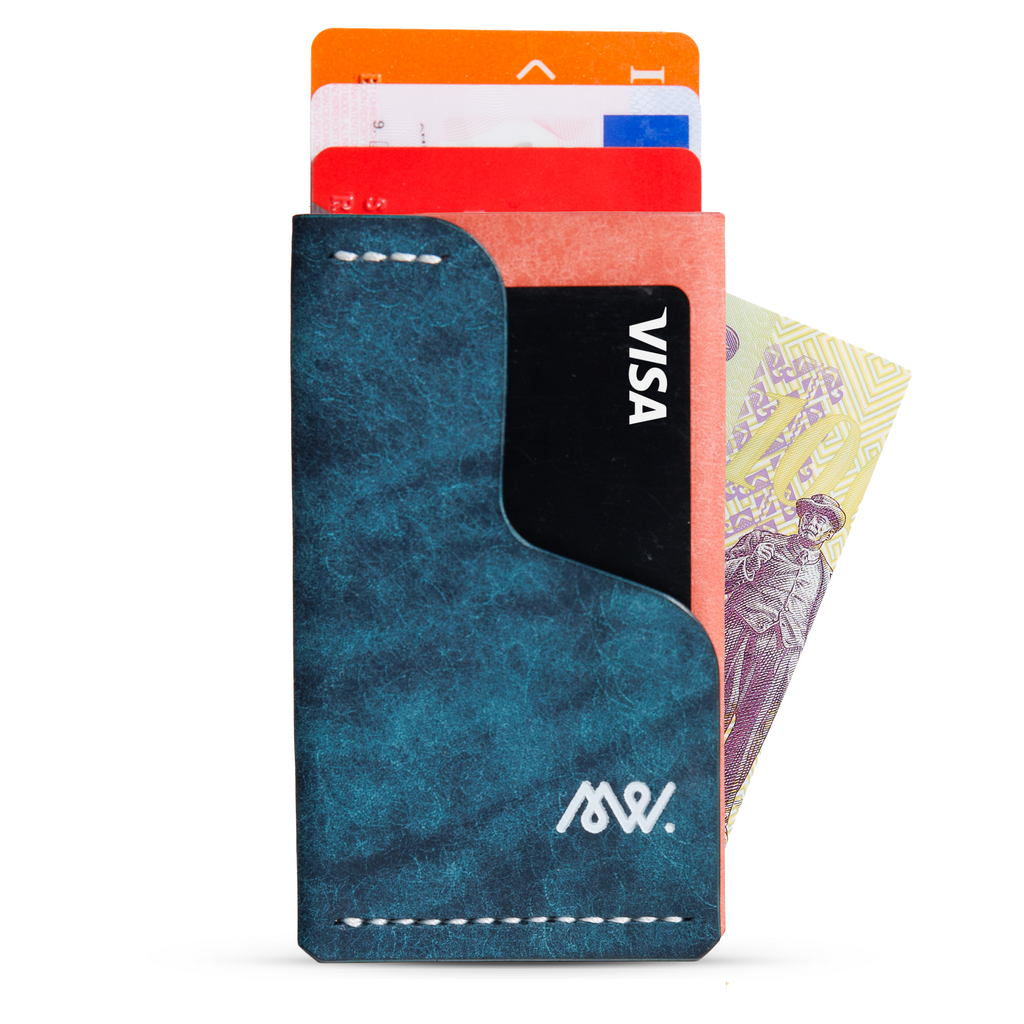 Portofel minimalist Mawani Mini Wrap Lyra din piele naturală Pueblo albastră și roz, vedere din față, cu carduri și bancnote