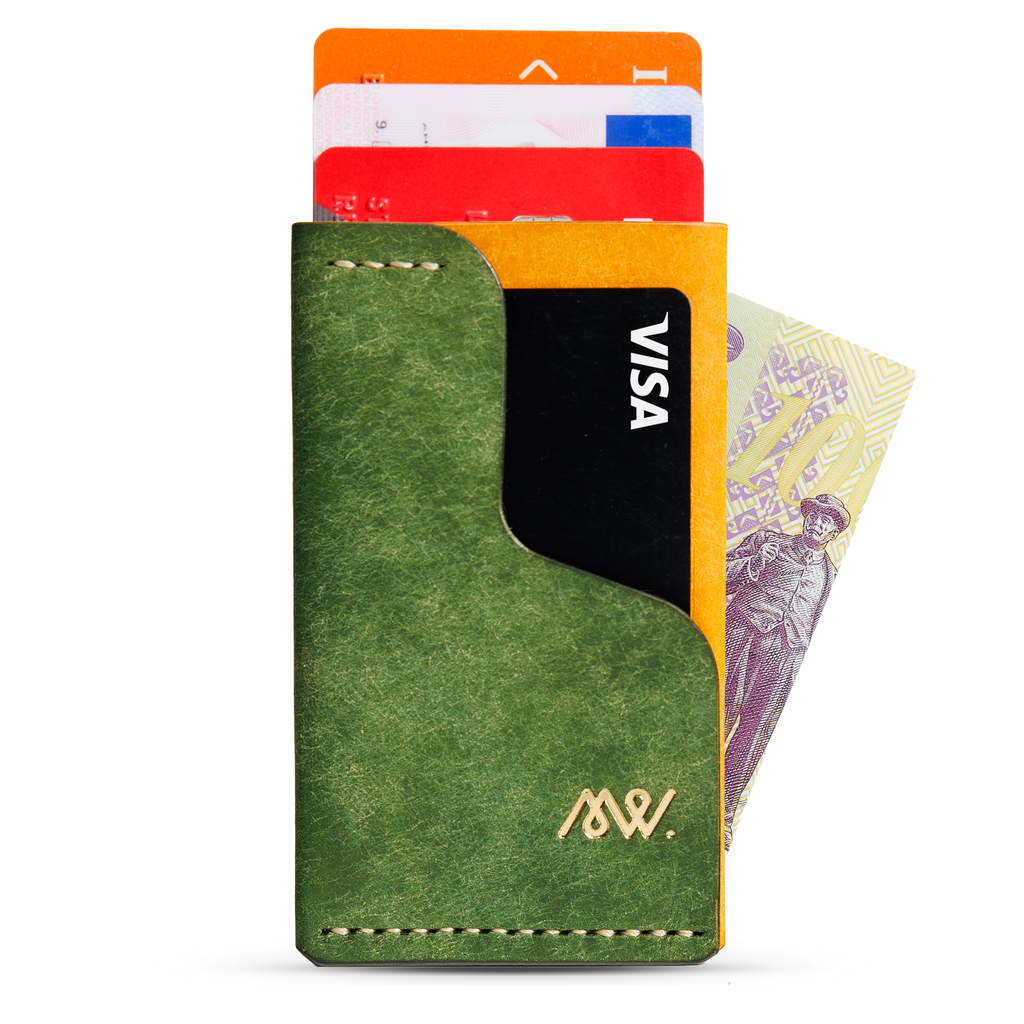 Portofel minimalist Mawani Mini Wrap Sunrise din piele naturală Pueblo verde și galbenă, vedere din față, cu carduri și bancnote