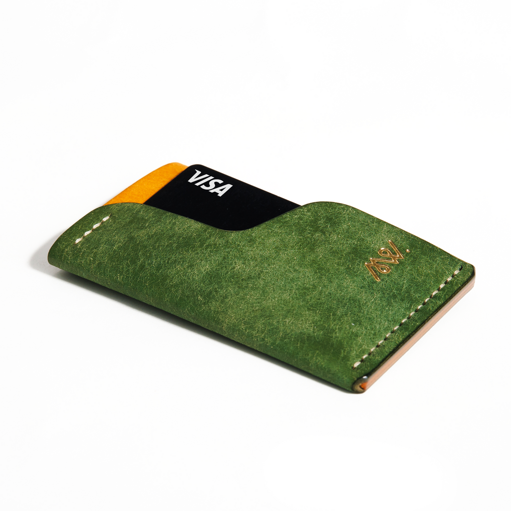 Portofel minimalist Mawani Mini Wrap Sunrise din piele naturală Pueblo verde și galbenă, vedere în perspectivă, cu carduri