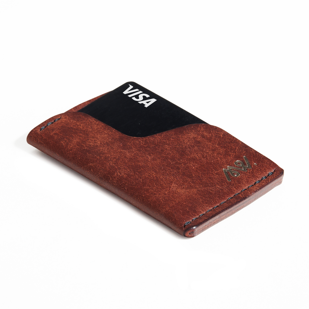 Portofel minimalist Mawani Micro Wrap Chestnut din piele naturală Pueblo maro, vedere din perspectivă, cu carduri 