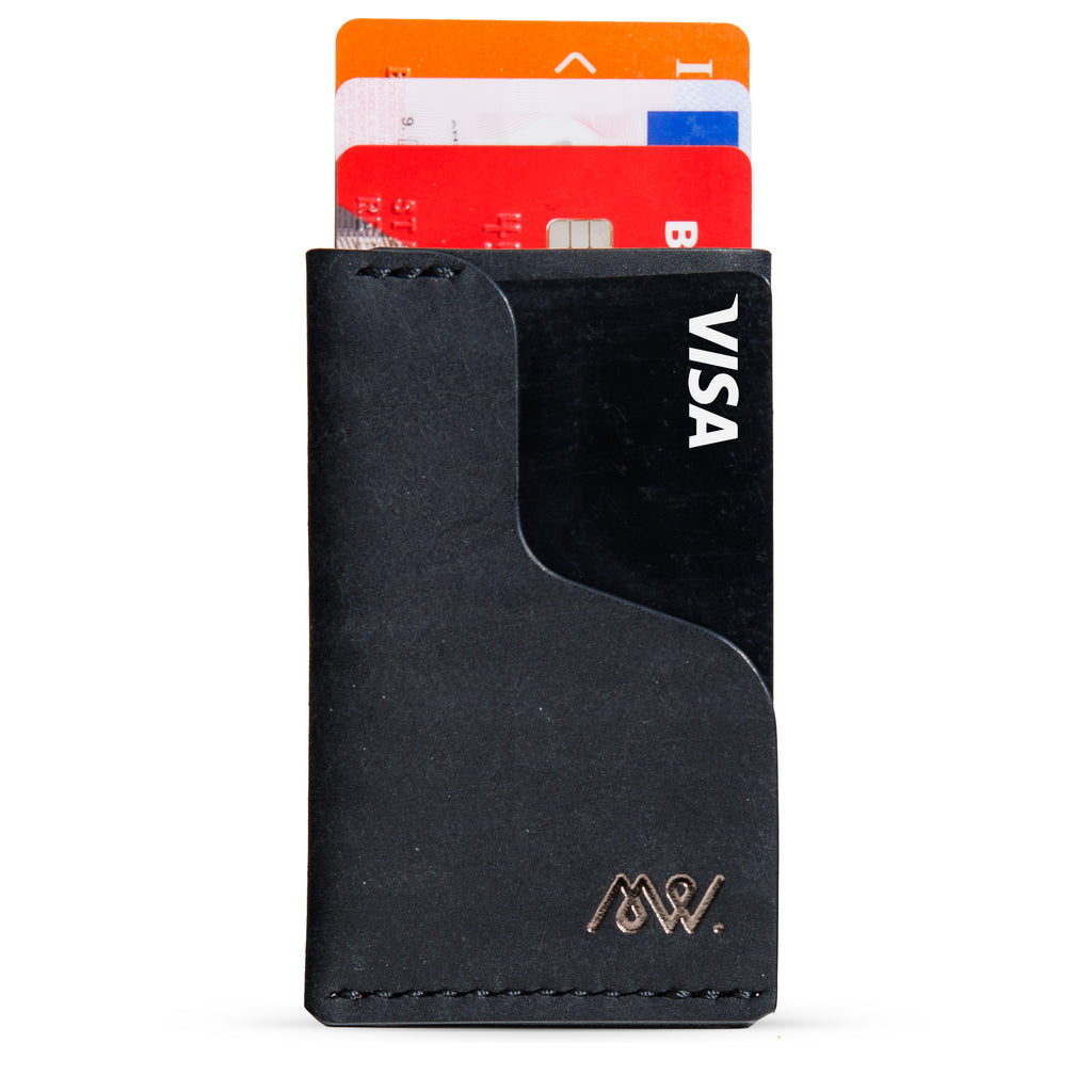 Portofel minimalist Mawani Micro Wrap Shadow din piele naturală Pueblo neagră, vedere din față, cu carduri 