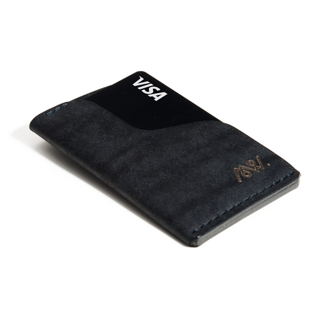 Portofel minimalist Mawani Micro Wrap Shadow din piele naturală Pueblo neagră, vedere din perspectivă, cu carduri