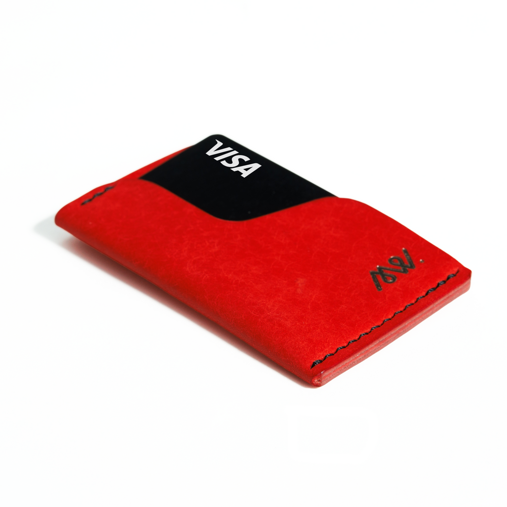 Portofel minimalist Mawani Micro Wrap Velvet din piele naturală Pueblo roșie, vedere din perspectivă, cu carduri 