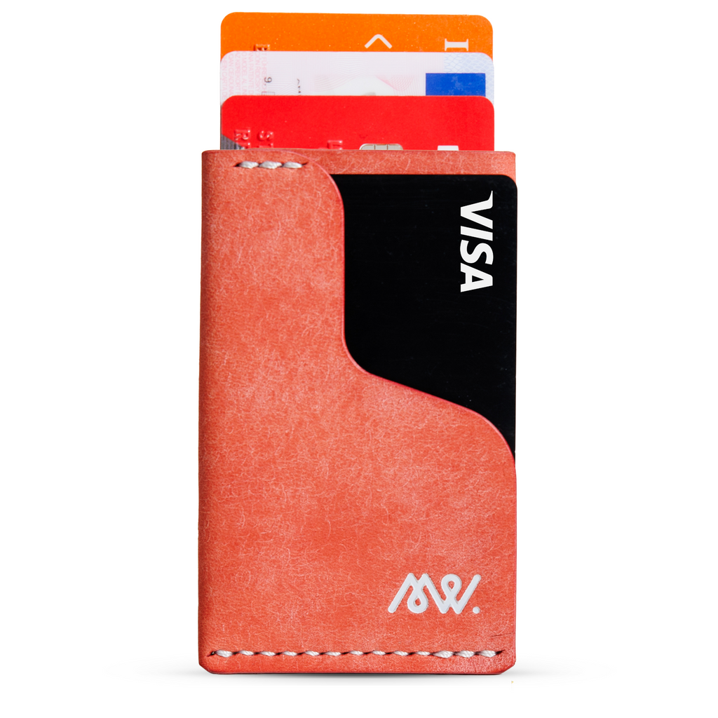 Portofel minimalist Mawani Micro Wrap Candy din piele naturală Pueblo roz, vedere din față, cu carduri 