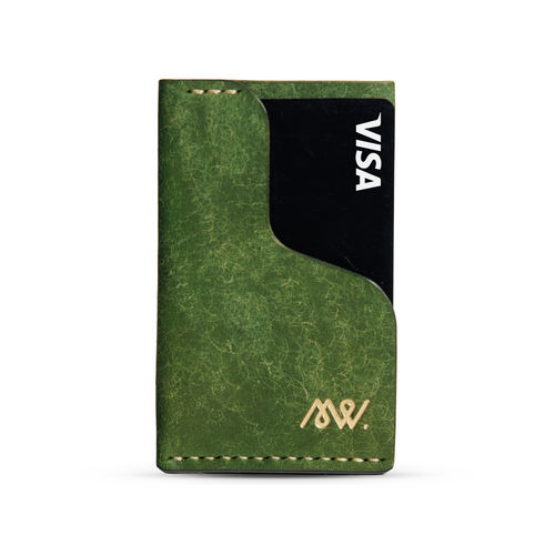 Portofel minimalist Mawani Micro Wrap Forest din piele naturală Pueblo verde, vedere din față, cu carduri 