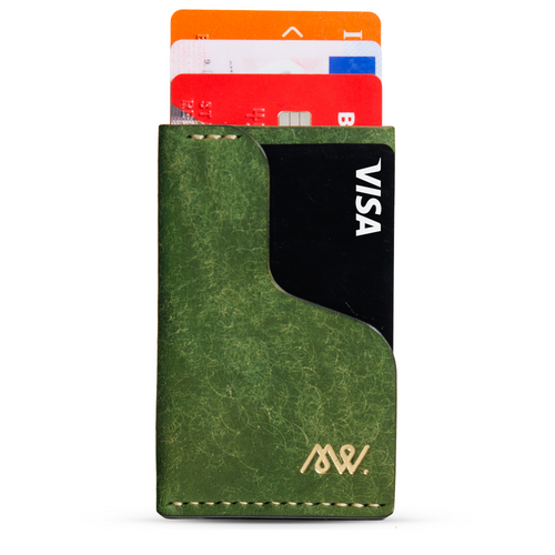 Portofel minimalist Mawani Micro Wrap Forest din piele naturală Pueblo verde, vedere din față, cu carduri 