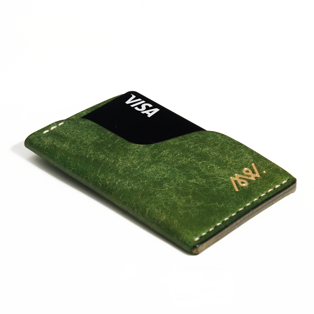 Portofel minimalist Mawani Micro Wrap Forest din piele naturală Pueblo verde, vedere din perspectivă, cu carduri 